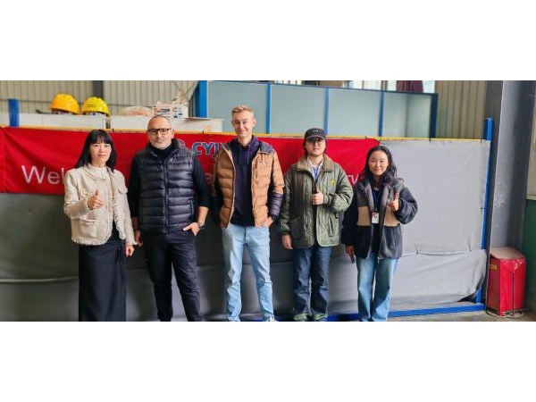 Il rappresentante polacco visita CJYJ per una visita amichevole.