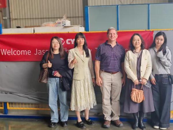 Conduci i clienti americani a visitare la nostra fabbrica