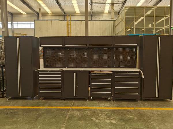 Sistema di stoccaggio del garage con piastra in acciaio pesante