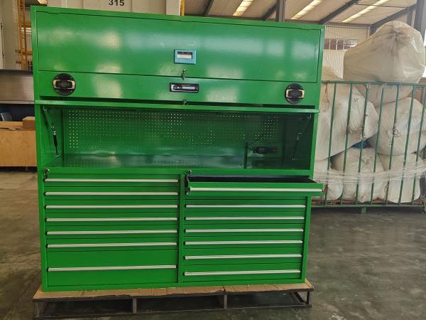 Cabinet per utensili verdi con altoparlanti