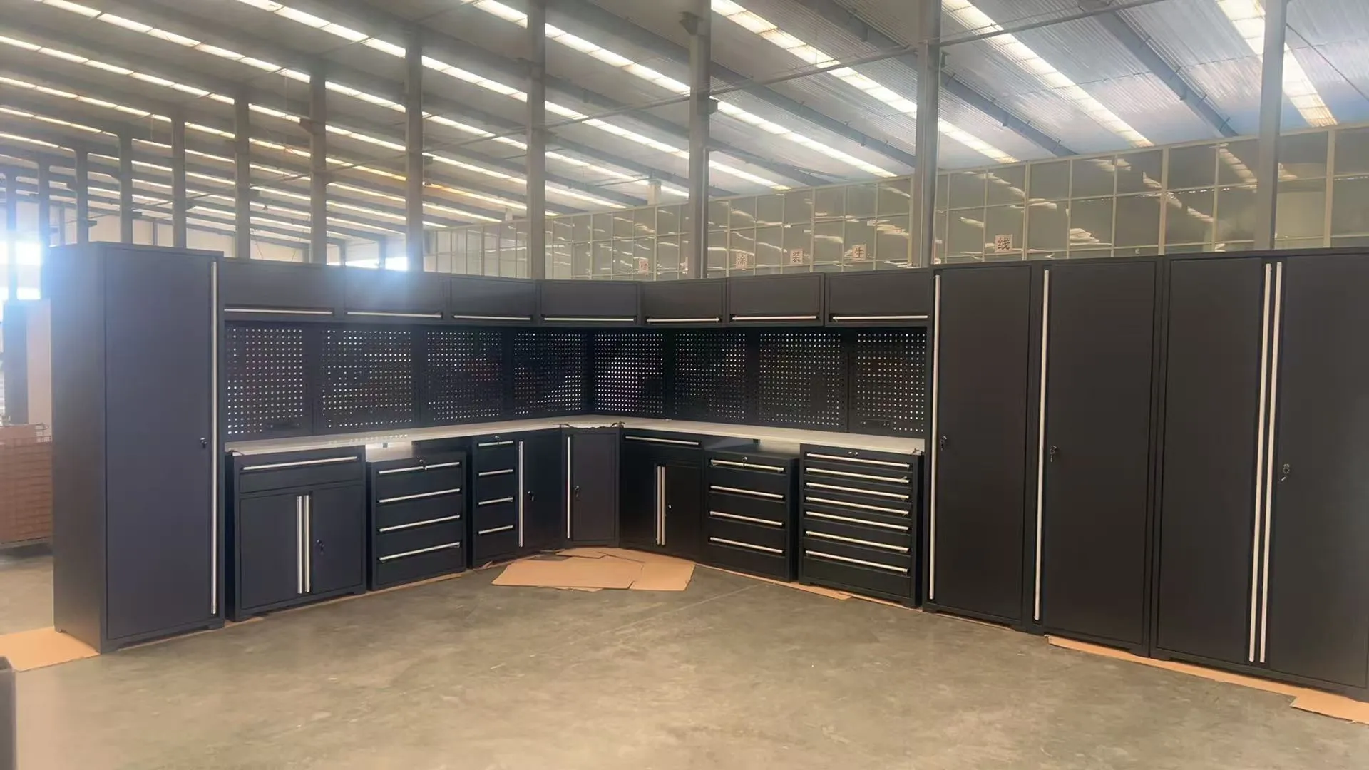 Quali sono i vantaggi della stazione di lavoro del garage per garage per utensili in acciaio?