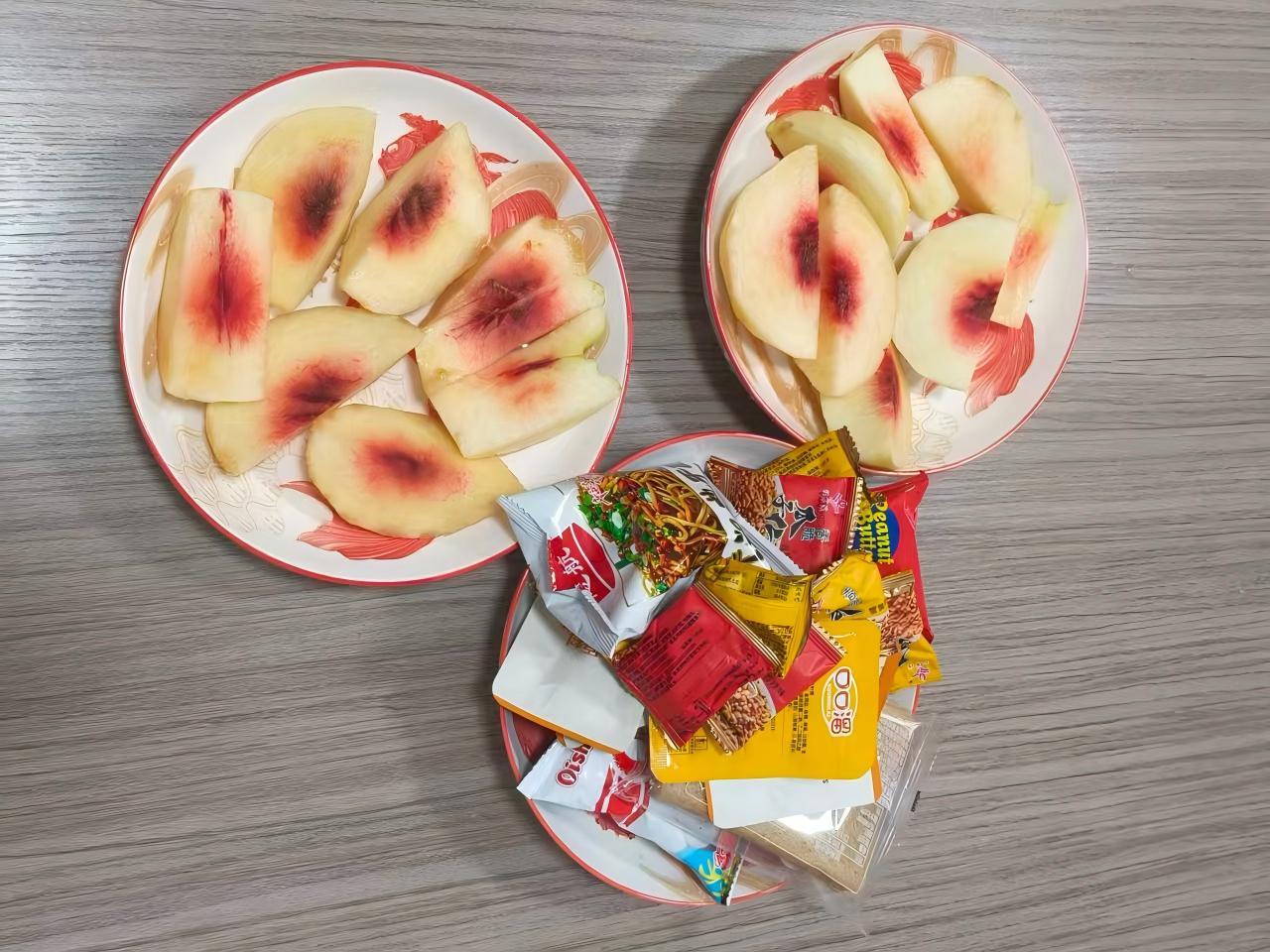 Il dolcetto del nuovo collega scalda i cuori a CYJY