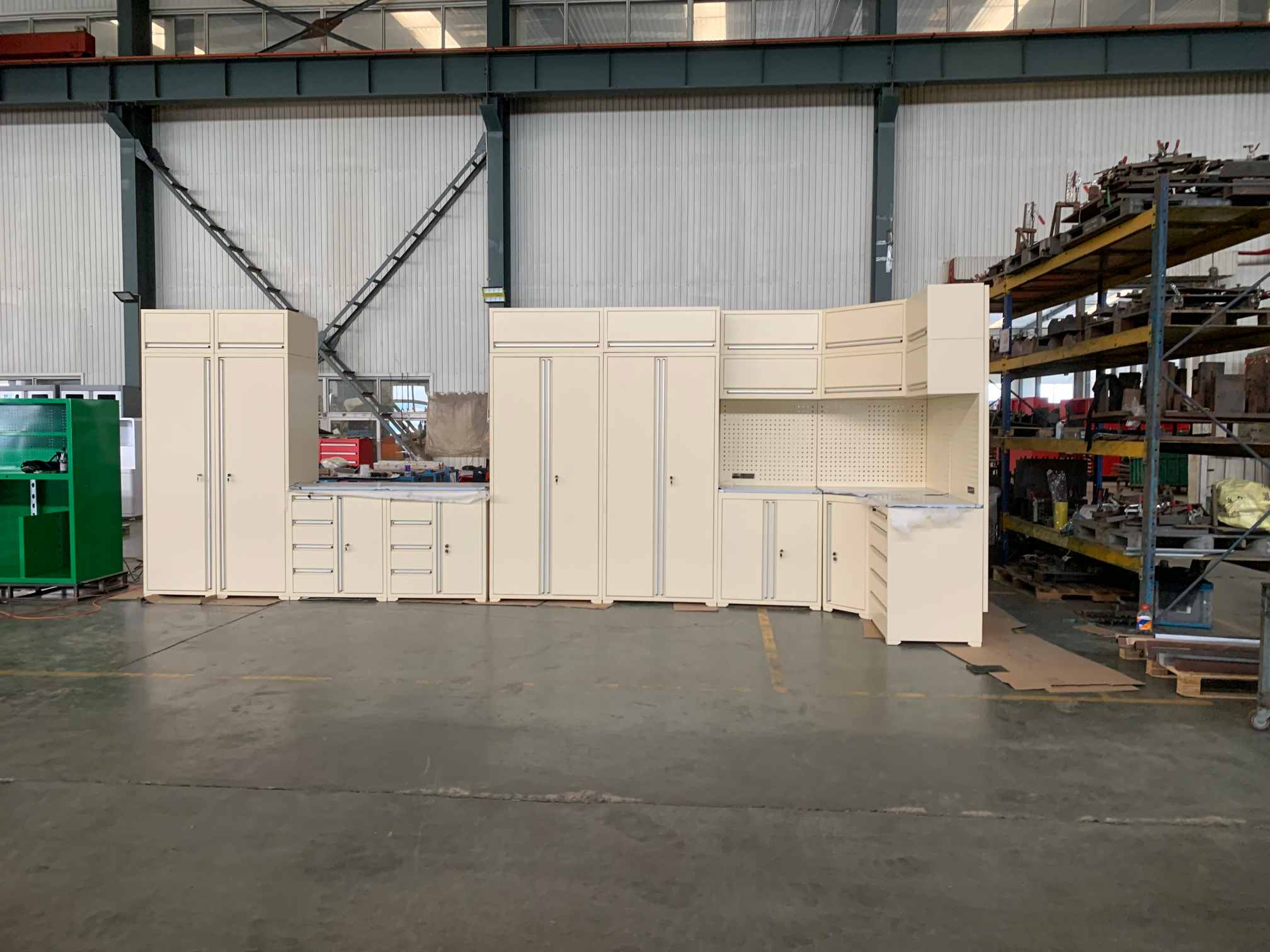 Quanto è conveniente l'armadio porta attrezzi modulare da garage?