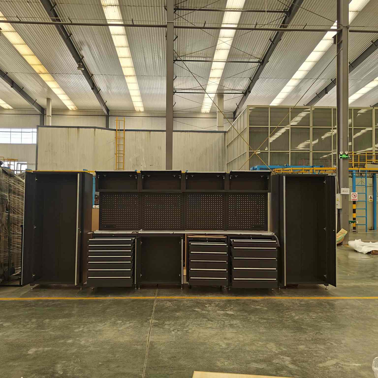 Combinazione di armadietto per garage neri