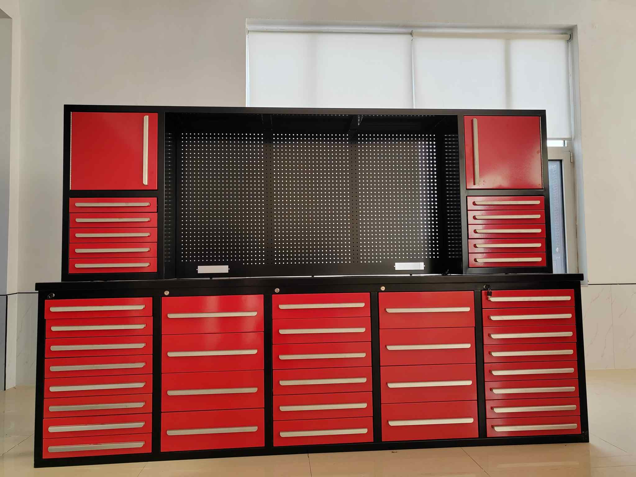 Armadio per utensili in metallo rosso